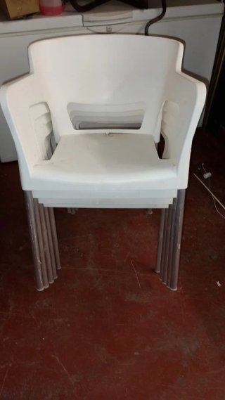 Lote de 40 sillas y 9 mesas