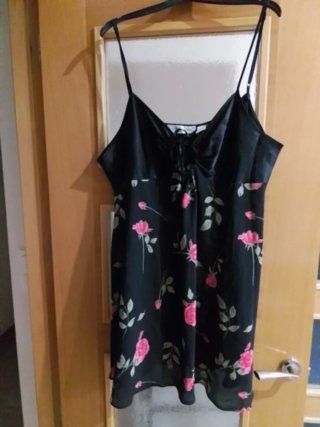 Camisón negro con estampado floral