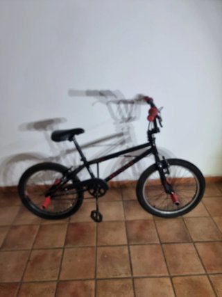Bicicleta BMX Negra y Roja