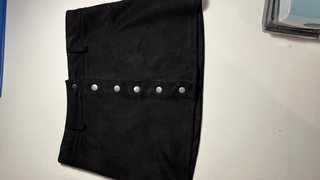 Falda negra de ante con botones Pull & Bear