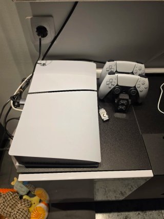 PlayStation 5 Slim Digital + 2 Mandos