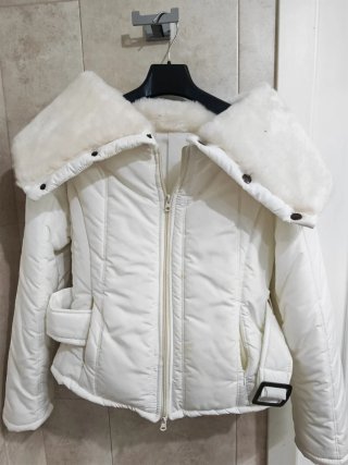 Chaqueta acolchada blanca con cuello de pelo