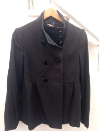 Chaqueta de vestir con vuelo cintura negra