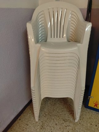 Sillas de Plástico Blancas, venta solo en mano