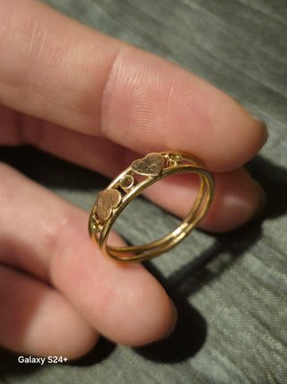 Anillo de oro laminado con corazones