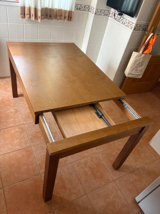 Mesa de Comedor Extensible de Madera y Sillas