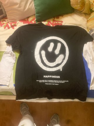 Camiseta Negra con Estampado Happiness