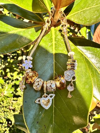 Pulsera Dorada Estilo Pandora con Abalorios