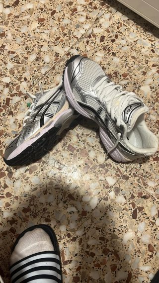 Zapatillas Asics Blancas y Plateadas