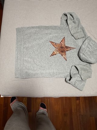 Sudadera Gris con Estrella
