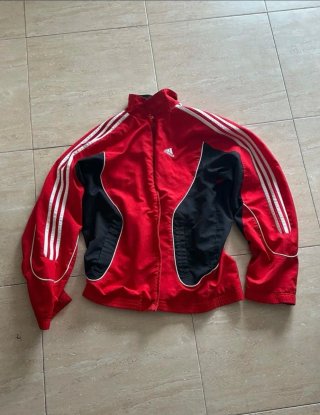 Chaqueta adidas roja y negra
