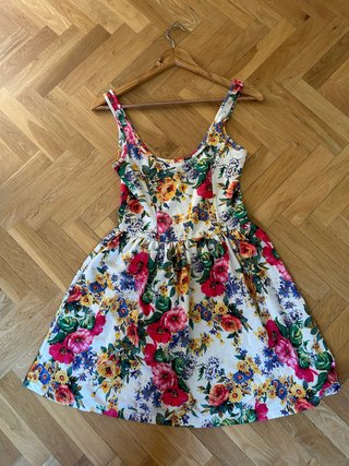 Vestido corto de tirantes con flores