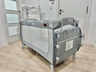 Cuna de plegable, dos colchones y ropa de cama