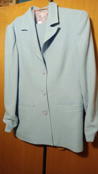 Traje de chaqueta y pantalón azul bebé