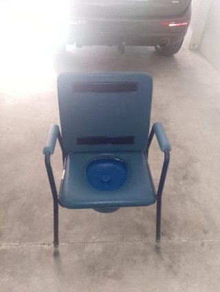 silla WC acolchada ligera.