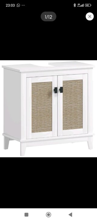 Mueble de baño blanco con puertas de ratán