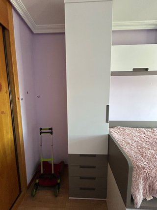 Armario de habitación blanco y gris