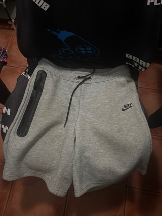 Pantalón corto Nike Tech Fleece gris