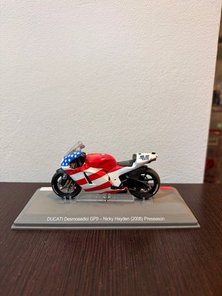 Moto a escala Nicky Hayden Ducati Desmosedici GP9