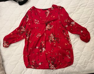Camisa roja con estampado floral