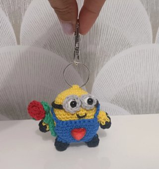 Llavero Amigurumi Minion hecho a mano de crochet.