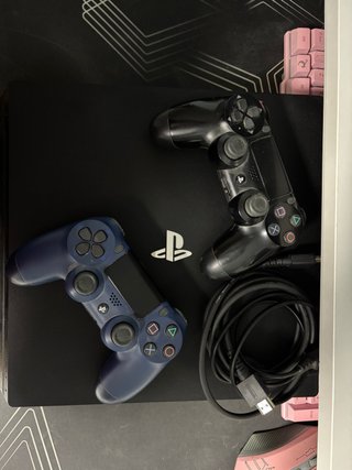 PS4 (PlayStation 4) Pro con 2 mandos