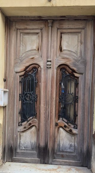 Puerta de Madera Antigua con Rejas