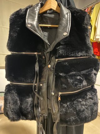 Chaleco de pelo negro con cremalleras