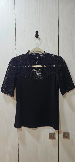 Blusa Morgan negra con encaje
