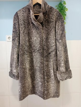 Abrigo de pelo sintético gris