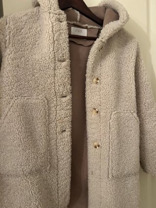 Abrigo de borreguito beige Zara