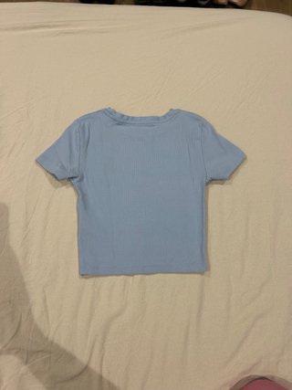 Camiseta azul de manga corta