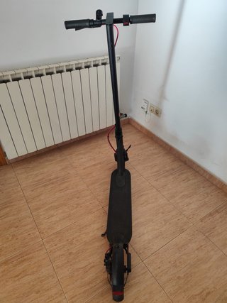 Patinete Eléctrico Xiaomi con rueda de recambio.