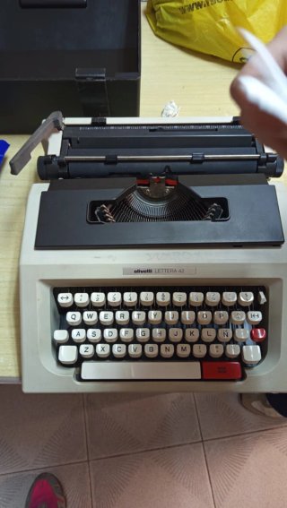 Máquina de escribir Olivetti Lettera 42