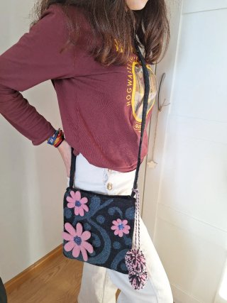Bolso de Fieltro Negro con Flores