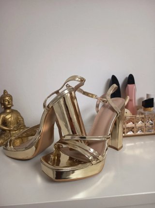 Zapatos de tacón dorados