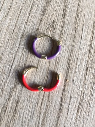 Pendientes de aro rojo y morado