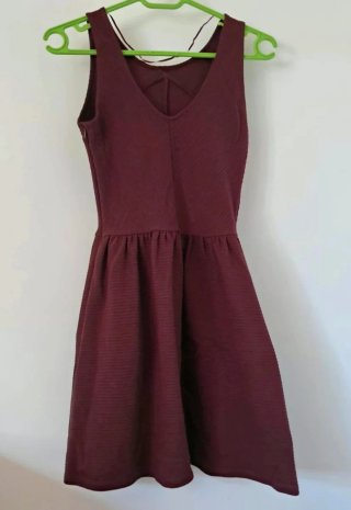 Vestido corto color burdeos #PullAndBear