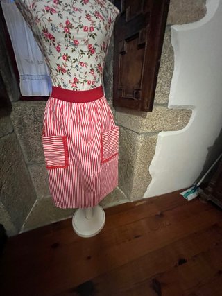 Falda de rayas rojas y blancas