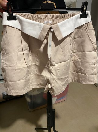 Pantalón corto beige con solapa blanca