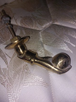 Llamador de puerta antiguo de bronce dorado