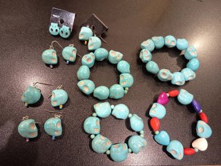 Lote de pulseras y pendientes de calaveras