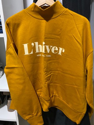 Sudadera amarilla, gris y beige