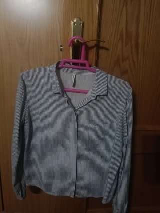 Camisa de rayas azul y blanca