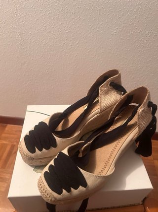 Cuñas de esparto beige y negras