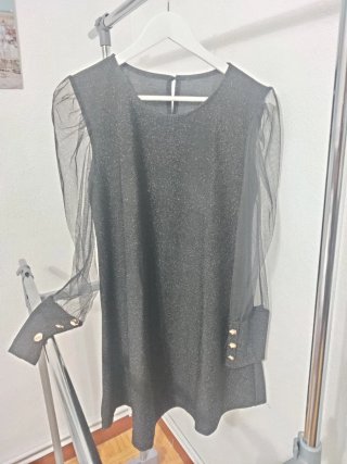 Vestido Negro con Mangas de Tul