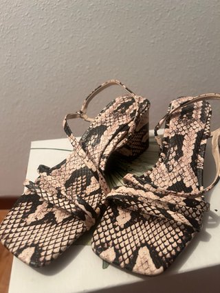 Sandalias con estampado de serpiente