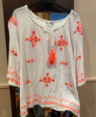 Camisa Blanca con Bordados Naranjas