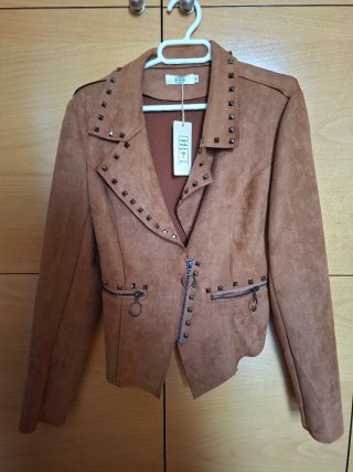 Chaqueta de ante marrón con tachuelas