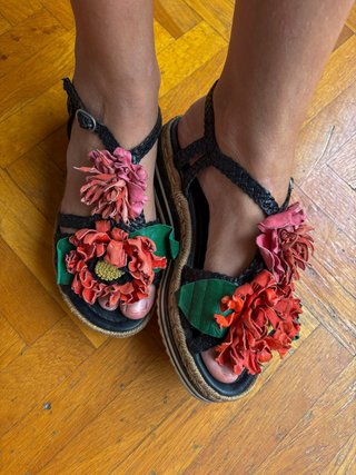 Sandalias de esparto con plataforma y flores